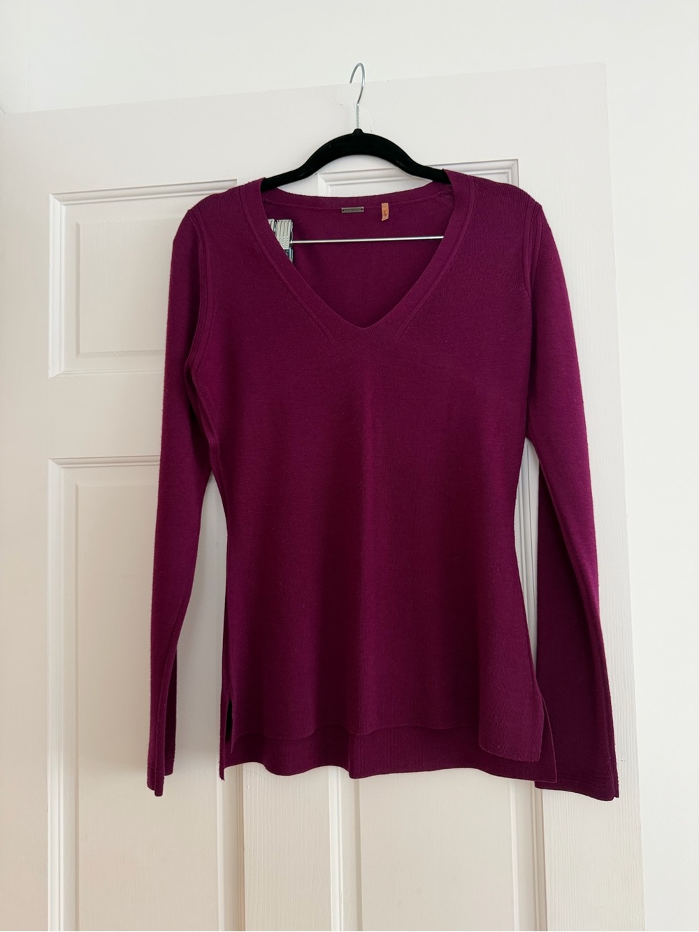 Elite Tahari Women's V-Neck Long Sleeve Merino Wool Sweater - Plum